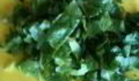 салат цезарь в лодочках из авокадо