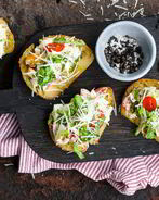 Тосты с салатом цезарь