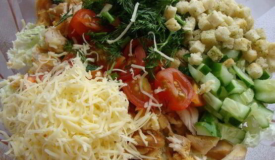 цезарь по-домашнему с пекинской капустой и куриной грудкой