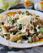 Цезарь с копченой курицей и маринованными грибами