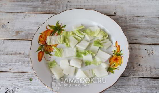 цезарь с копченой курицей и маринованными грибами