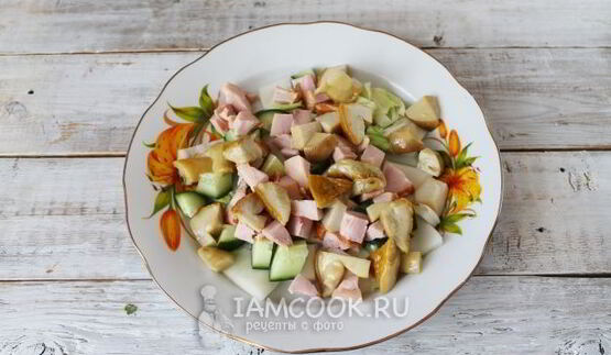 цезарь с копченой курицей и маринованными грибами