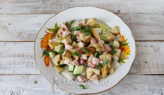 цезарь с копченой курицей и маринованными грибами