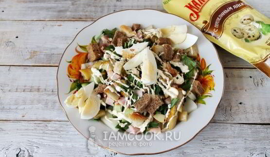 цезарь с копченой курицей и маринованными грибами