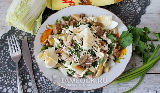 цезарь с копченой курицей и маринованными грибами