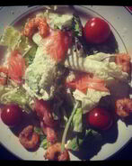 Цезарь с креветками и красной рыбой