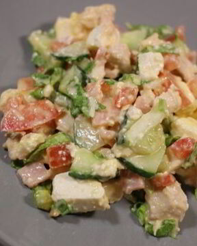 Цезарь с курицей и сухариками