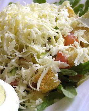 Цезарь с семгой на листьях руколы