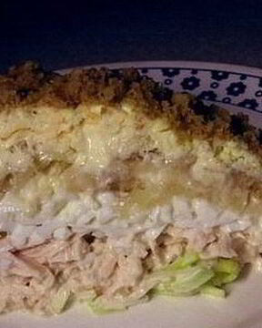 Слоеный салат Нежность с курицей и бананом
