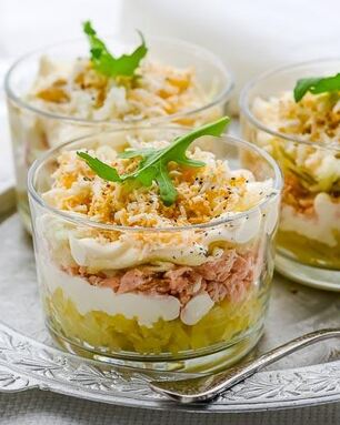 Слоеный салат с копченой горбушей