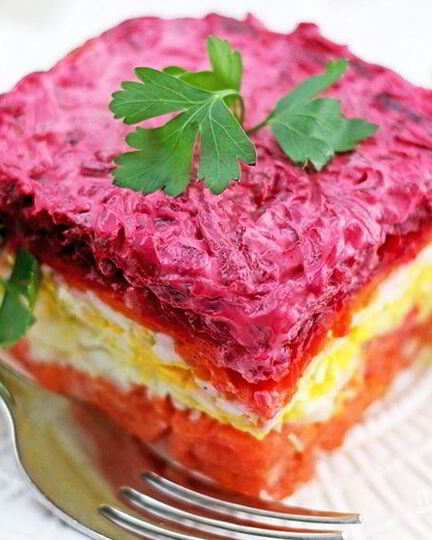 Рецепт слоеного салата с красной рыбой