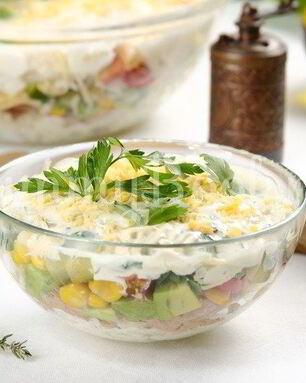 Слоеный салат с тунцом и пекинской капустой