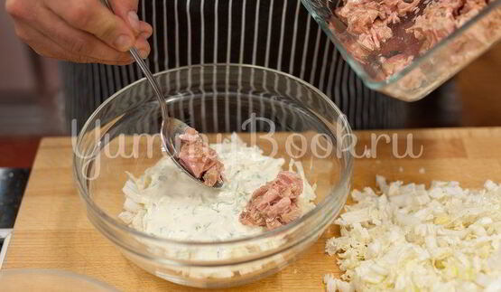 слоеный салат с тунцом и пекинской капустой