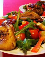 Теплый салат с устричными вешенками и руколой