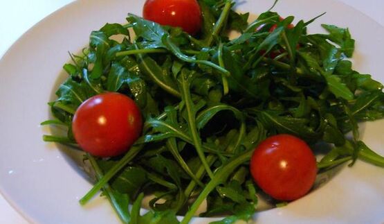 теплый салат с устричными вешенками и руколой