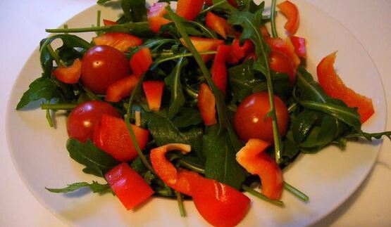 теплый салат с устричными вешенками и руколой
