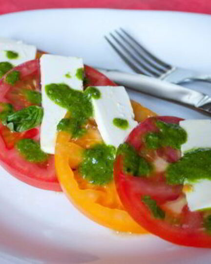 Рецепт помидоров с фетой и базиликовым винегретом