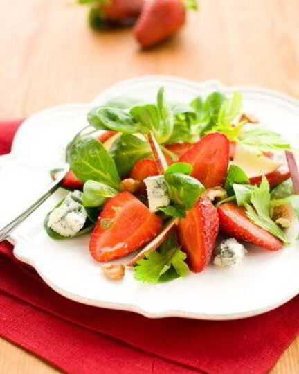 Рецепт салата из шпината, клубники и голубого сыра с малиновым винегретом
