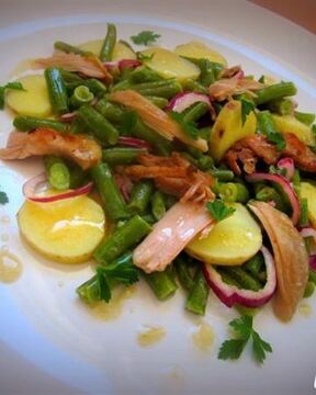 Салат из спаржевой фасоли под соусом винегрет