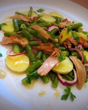 Салат из спаржевой фасоли под соусом винегрет