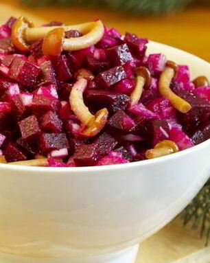 Винегрет с маринованными опятами