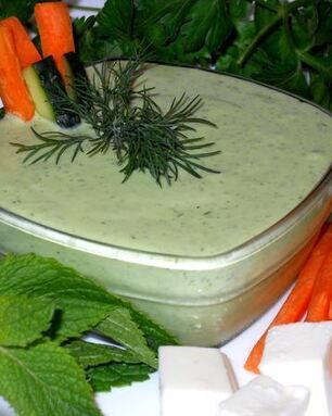 Соус из феты с чесноком и зеленью