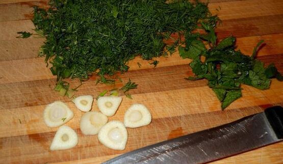 соус из феты с чесноком и зеленью