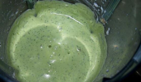 соус из феты с чесноком и зеленью