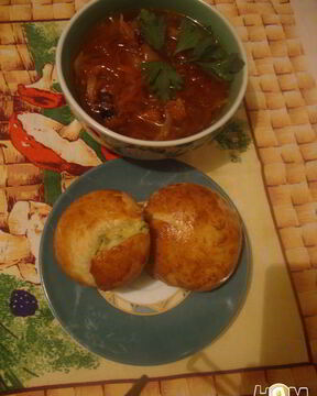 Борщ с чесночными булочками