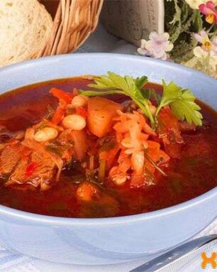 Борщ с красной консервированной фасолью и с мясом