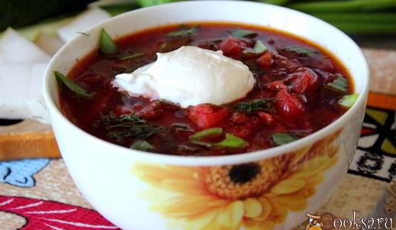 летний борщ со свекольными листьями