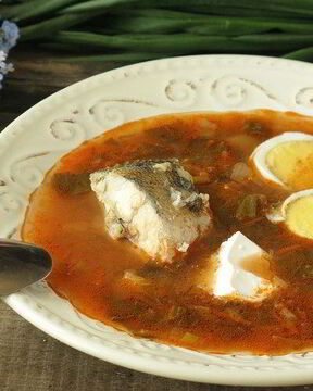 Зеленый борщ с судаком