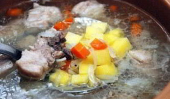 зеленый борщ со щавелем и яйцом