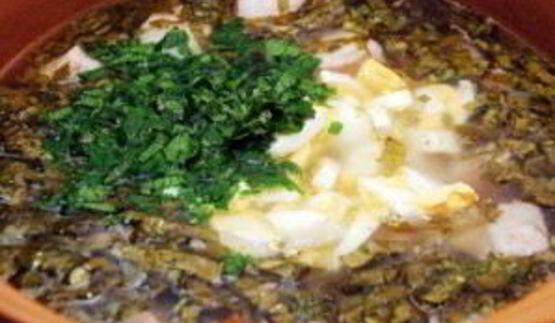 зеленый борщ со щавелем и яйцом