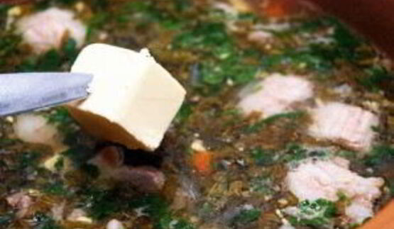 зеленый борщ со щавелем и яйцом