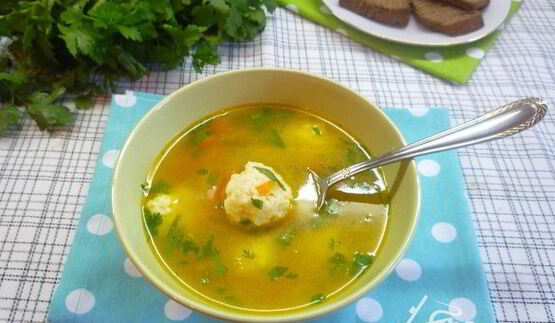 бульон с клецками из сыра