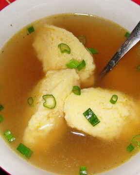 Бульон с манными клецками