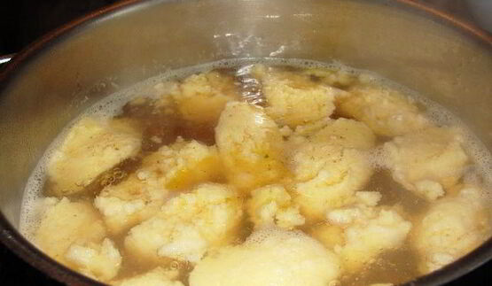 бульон с манными клецками