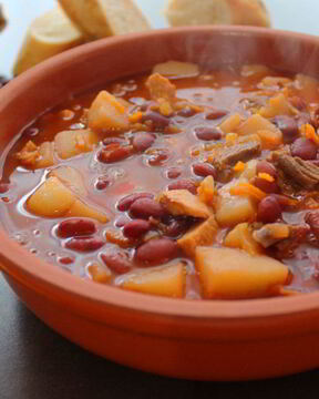 Фасолевый суп на говяжьем бульоне со свининой