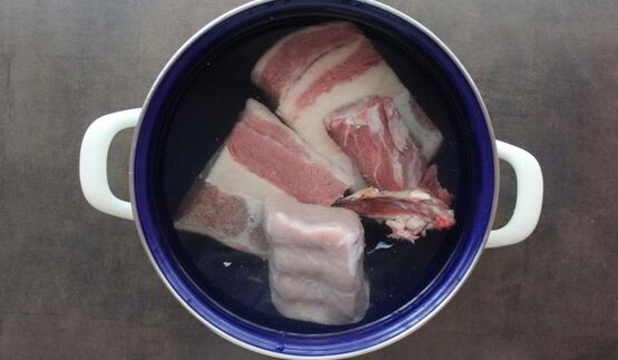 фасолевый суп на говяжьем бульоне со свининой