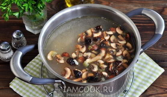 грибной суп на курином бульоне