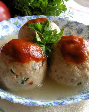 Канедерли из хлеба и колбас в бульоне