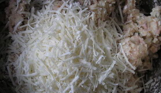 канедерли из хлеба и колбас в бульоне