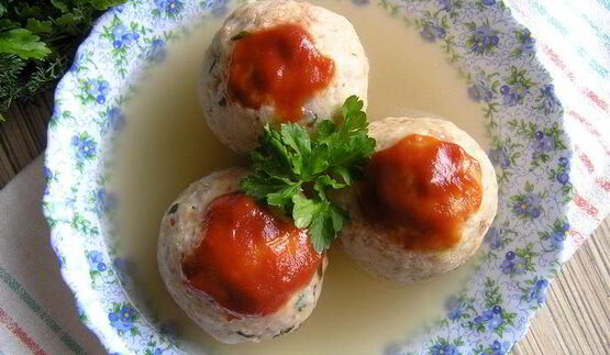 канедерли из хлеба и колбас в бульоне