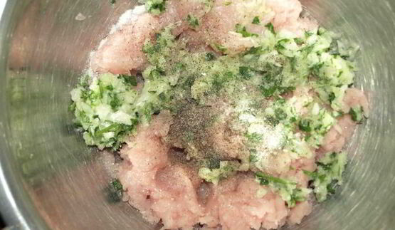 куриный бульон с фрикадельками из индейки