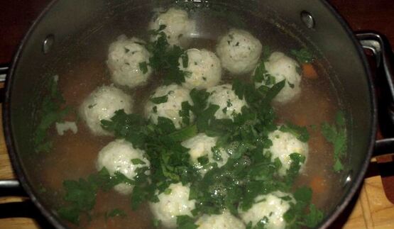 куриный бульон с фрикадельками из индейки