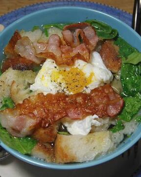 Куриный бульон с яйцом и беконом