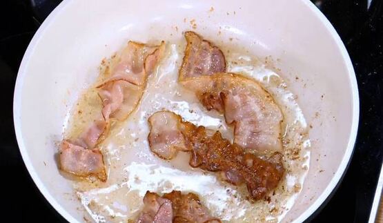 куриный бульон с яйцом и беконом