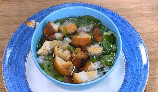 куриный бульон с яйцом и беконом