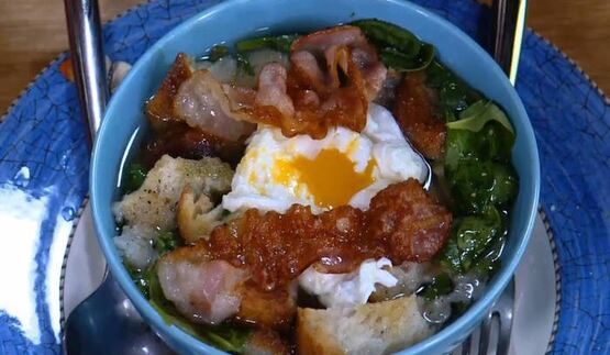 куриный бульон с яйцом и беконом